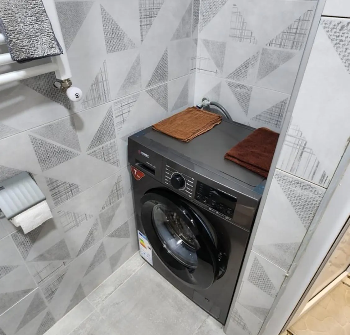 Modern City-Center Apartment With Balcony & Free Parking
