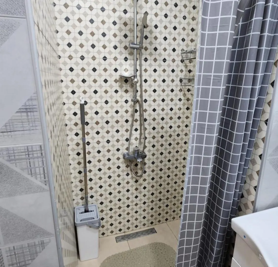 Modern City-Center Apartment With Balcony & Free Parking Georgien
