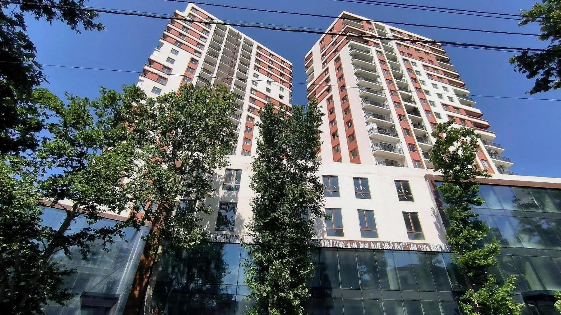 Modern City-Center Apartment With Balcony & Free Parking Georgien