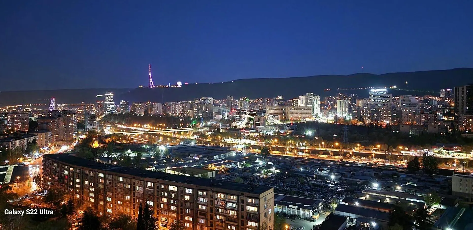 Modern City-Center Apartment With Balcony & Free Parking Georgien